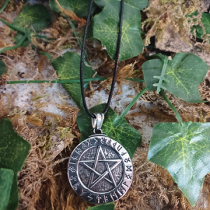 Collier pentacle avec rune photo du collier