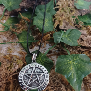 Collier pentacle avec rune photo du collier